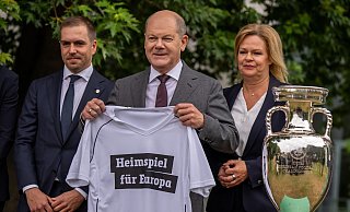 Vorfreude auf die Fußball-EM: Bundeskanzler Olaf Scholz (M), mit Turnierdirektor Philipp Lahm (l) und Bundesinnenministerin Nancy Faeser. - Michael Kappeler/dpa