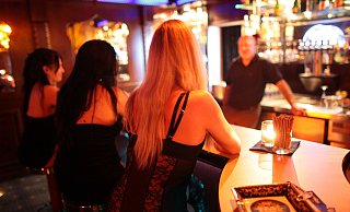 Das Archivbild zeigt Frauen in einem Bordell. Die Aufnahme stammt aus dem Rheinland. - Oliver Berg