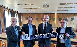 Partnerschaft bestärkt: Der neue Arminia-Präsident Rainer Schütte (2. v. r.) macht seine Aufwartung in Bad Oeynhausen bei Bürgermeister Lars Bökenkröger (2. v. l.), Oliver Thamm (r.) und Hans Milberg. Foto: Stadt Bad Oeynhausen - Stadt Bad Oeynhausen