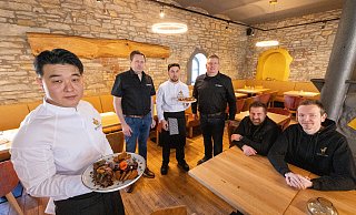 Freuen sich auf die Eröffnung des renovierten Redingerhofs zwischen Bad Lippspringe und Paderborn: Küchenchef Max Kim (v.l.), Guido Jöring (Festfalen), Koch Georgiy Kalayda, Sebastian Hora (Festfalen), Alexander Brozmann und Stefan Niermann. - Niklas Tüns