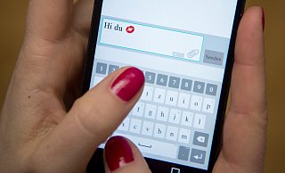 Hoffen auf die große Liebe: Dating per Internet und Handy-Chat. - picture alliance / Sebastian Gollnow/dpa