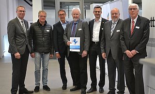 Die Teilnehmer: Harald Gref (stellvertretender IHK-Hauptgeschäftsführe), Uwe Sczesni (Geschäftsführender Gesellschafter Sczesni Autodienst), Klaus Bockermann (IHK-Vizepräsident), Heinz-Günter Osterholz (Geschäftsführer OAT), Andreas Hettich (Geschäftsführer Hettich Holding), Bürgermeister Rüdiger Meier, Martin Kirchner (Geschäftsführer Kirchner Media.Print), - Katharina Georgi