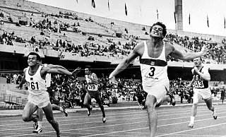 Kurt Bendlin läuft beim olympischen Zehnkampf 1968 über die Ziellinie. - picture-alliance/ dpa