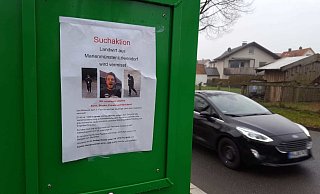 Seit mehr als einem Monat wird Ulrich R. aus Löwendorf bereits vermisst. Ein vom Wetter angegriffenes Plakat an einer Bushaltestelle weist auf die Suchaktion hin. - David Schellenberg