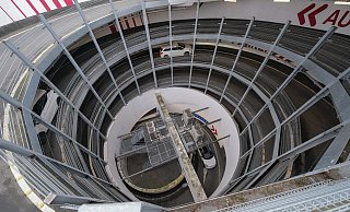 Mit überhöhter Geschwindigkeit raste der Spenger die kurvenreiche Auffahrt zum Parkdeck hinauf. - Andreas Zobe
