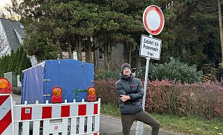Habichtshöhe-Inhaber Marcus Schmidt vor einem Verbotsschild auf der Bodelschwinghstraße. Darf man um die Bake herumkurven, um das italienische Restaurant zu erreichen? Man darf, der Weg führt noch etwas weiter als bis zur Promenade. - mika Habichtshöhe-Inhaber Marcus Schmidt vor einem Verbotsschild auf der Bodelschwinghstraße. Darf man um die Bake herumkurven, um das italienische Restaurant zu erreichen? Man darf, der Weg führt noch etwas weiter als bis zur Promenade. - mika