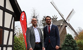 Marc Führing (l.) und Thomas Beuchel von der Sparkasse Minden-Lübbecke stellten das neue Mühlenkreiskonto-Modell vor. - Marco Hilla