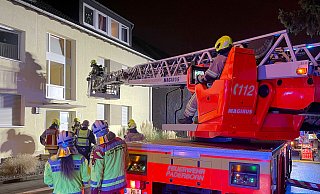 Auch eine Drehleiter kommt in der Benediktinerstraße zum Einsatz. - Ralph Meyer