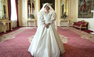 Emma Corrin als Lady Di in der vierten Staffel der Serie „The Crown". - Des Willie / Netflix / imago images