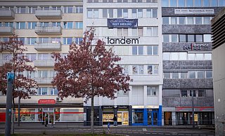 Verkaufsbanner an der Fassade: Das Gebäude am Kesselbrink 5 in Bielefeld, das der Verkäufer als "Prestige Tower" bezeichnet, soll für Millionen über den Tisch gehen. - Mike-Dennis Müller