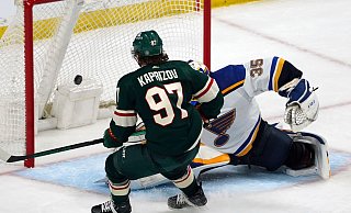 Kirill Kaprisow (l) von den Minnesota Wild hat einen Rekordvertrag in der NHL unterschrieben. - Jim Mone/AP/dpa