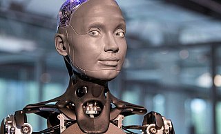 Die humanoide Roboter-Frau Ameca ist nicht scheu – sie schaut das Gegenüber direkt an, wenn man mit ihr spricht. Ameca ist die neue Attraktion im HNF in Paderborn. - Reinhardt A. Hardtke/HNF