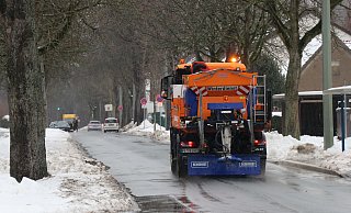 Auch auf der Fürstenallee war der Winterdienst im Kampf gegen die befürchtete Straßenglätte unterwegs. - Mareike Gröneweg