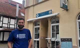 Grigorios Papavesileiou vor seinem Imbiss mit griechischen Spezialitäten, „Gregors Grill“ an der Marktstraße. - Simone Flörke