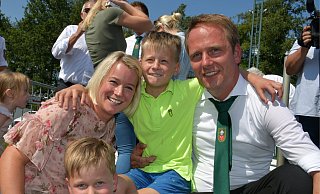 Überraschung: Daniel Deppe ist neuer König von Varensell. Mit ihm jubeln seine Frau und Königin Melanie sowie die Söhne Toni (l.) und Carl. - Birgit Vredenburg