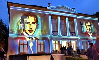 Das Kunstforum Hermann Stenner wurde 2018 zu den "Nachtansichten" mit Lichtkunst in Szene gesetzt. - Barbara Franke