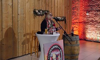 Tine Wittler erzählt: Die Besucher lauschen interessiert und amüsiert den lustigen Kneipengeschichten. - Louisa Kohnert