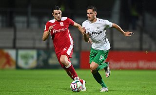 Münsters Innenverteidiger Marcel Hoffmeier (r.), hier im Laufduell gegen den Ahlener Gianluca Marzullo, steht angeblich vor einem Wechsel zum SC Paderborn. - picture alliance