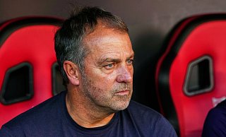 Barcelonas Cheftrainer Hansi Flick muss nun doch nicht mit seinem Team nach Florida. (Archivbild) - Jose Breton/AP/dpa