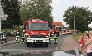 Großaufgebot am Alten Postweg vor der Rettungsübung. - Wolfgang Döbber