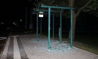 Die Unbekannten zerstörten vor rund drei Wochen die Scheiben von zwei Wartehäuschen. - Polizei Minden-Lübbecke