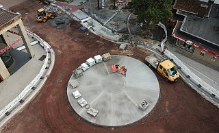 Fast fertig: Der neue Kreisverkehrsplatz im Bereich Weingarten-, Bahnhof-, Osnabrücker und Lange Straße aus der Vogelperspektive. - Stadt Lübbecke