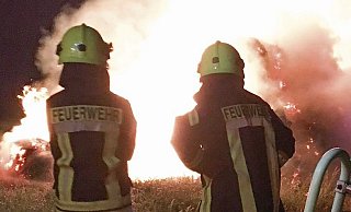Feuerwehrleute im Einsatz (Symbolbild). - Alexander Jenniches