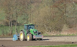 Die Bauern im Kreis Paderborn bereiten derzeit die Felder für Mais und Kartoffeln vor. - WLF