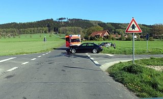 Der Pkw der Lübbeckerin blieb nach der Kollision im Feld stehen. - Polizei Minden-Lübbecke.