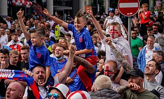 Dicht gedrängt: Fußballfans am Mittwochabend vor dem Spiel England gegen Dänemark . - AFP