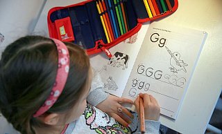 Was ist der Vorteil vom Schreiben mit Stift auf Papier? Es fördert laut einem Wissenschaftler buchstäbliches Begreifen einzelner Zeichen und rasches Kombinieren oder Entziffern von Buchstabengruppen. - Mascha Brichta/dpa-tmn