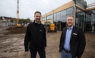 Simon Zehler (l.) und Alexander Otto können sich beim Ortstermin auf der Baustelle schon ganz genau vorstellen, wie der neue Edeka-Markt in der Südstadt aussehen wird. - Jörg Stuke