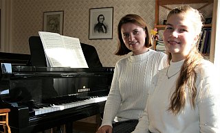 Mama Tatiana und Tochter Sophia Schuster am Bechstein-Flügel. Hier verbringen sie mehrere Stunden täglich - die Mutter als Klavierlehrerin, die Tochter als aufstrebendes und übendes Talent. - Meiko Haselhorst