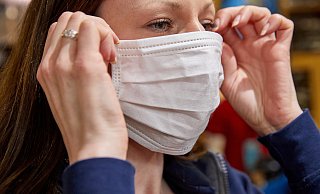 Die Nachfrage nach einem Mundschutz in Apotheken steigt in Gütersloh. - Symbolfoto/picture alliance