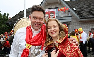 Das neue Kranzkönigspaar Thomas Michna-Sundermeier und Anke Sundermeier startet frohgelaunt in die Regentschaft. - Regina Brucksch