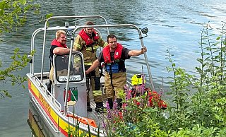 In Höhe der Sander Kirche hat das Team vom Mehrzweckboot LiSa die Luftmatratze an Bord genommen. - Ralph Meyer