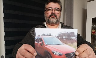 Waldemar Zajonz zeigt ein Bild seines Autos. Der Mazda wurde ihm vor Weihnachten gestohlen. - Ilja Regier