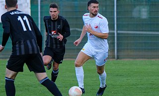 Timo Niermann (weißes Trikot) spielt ab sofort wieder für einen Bielefelder Klub. - Andreas Zobe