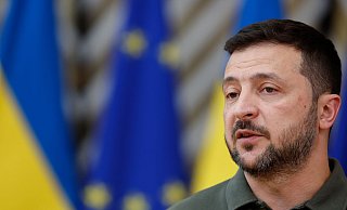 Der ukrainische Präsident Wolodymyr Selenskyj spricht mit den Medien bei seiner Ankunft zu einem EU-Gipfel. Beim Nato-Gipfel in Washington verspricht er Hilfe für das bei einem Raketenangriff beschädigte Kinderkrankenhaus. (Archivbild) - Geert Vanden Wijngaert/AP/dpa