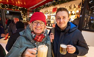 Mutter Susanne Schneider lässt sich mit ihrem Sohn Christopher Eierpunsch und weißen Glühwein auf dem Bielefelder Weihnachtsmarkt schmecken. - Oliver Krato