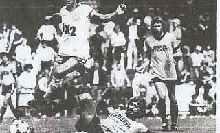 War für seine Härte bekannt: Arminias Dirk Hupe kommt gegen Hammarby eine Sekunde zu spät. Der Stockholmer Vautoraara macht das 1:0 für seine Mannschaft.  - Repro Thorsten Mailänder