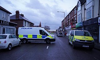 Fahrzeuge der Polizei stehen am Tatort nach Schüssen in einem Pub an Heiligabend in der Nähe von Liverpool. - Peter Byrne/PA Wire/dpa