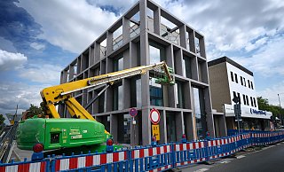 Modern gestaltet: Hier zieht das Rietberger Unternehmen mit einer Präsenzfiliale ein. Entworfen hat den Neubau der Architekt Sebastian Büscher. - Andreas Frücht