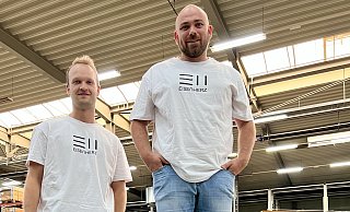 Stefan Bruns (links) und Tristan Frerichs haben die Möbelmarke Eisenherz ins Leben gerufen. Der Vertrieb hat Anfang Juli begonnen. - Thomas Lieske