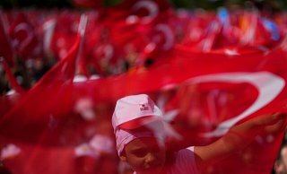 Die Anhänger des türkischen Präsidenten und Präsidentschaftskandidaten der Volksallianz Erdogan schwenken Nationalflaggen bei einer Wahlkampfveranstaltung. - Khalil Hamra/AP