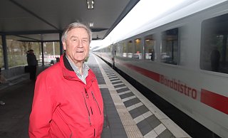 Lothar Ibrügger ist zwar mit dem Fahrrad im Sommer 2019 nach Bad Oeynhausen geradelt. Fürs Foto geht's aber kurzentschlossen auf den Bahnsteig. - Ulf Hanke