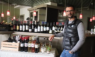 Georgios "George" Rizos in seinem Restaurant "Delphi" vor der Auswahl an Weinen aus Griechenland. - Björn Kenter