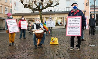 Auf dem Alten Markt fordern Vertreter von Friedensinitativen Abrüstung statt Aufrüstung. Anlass ist die nahende Verabschiedung des Bundeshaushaltes mit einem Rekord-Budget für die Verteidigung. - Ralf Bittner