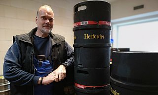 Jörn Wessel steht in einer seiner Hallen. Solche Fässer liefert er derzeit nicht aus, weil Events coronabedingt nicht stattfinden dürfen. - Ilja Regier