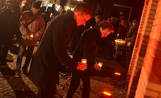Auch der Paderborner Bundestagsabgeordnete Carsten Linnemann entzündete eine Kerze am Mahnmal. - Dietmar Gröbing
